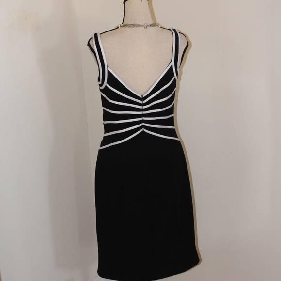 White House Black Market, crisscross bust pattern sleeveless dress - Picture 4 of 7